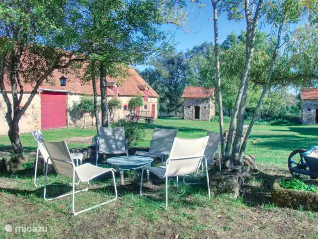 Casa de vacaciones Laume en Francia, Allier, Theneuille - casa vacacional Las dos terrazas en frente de la casa.