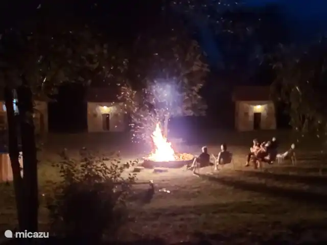 Casa de vacaciones Laume en Francia, Allier, Theneuille - casa vacacional Hay un pozo de fuego en el patio frente a la casa.