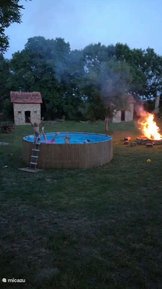 Schwimmen am Abend ist kein Problem. Es gibt keine direkten Nachbarn.