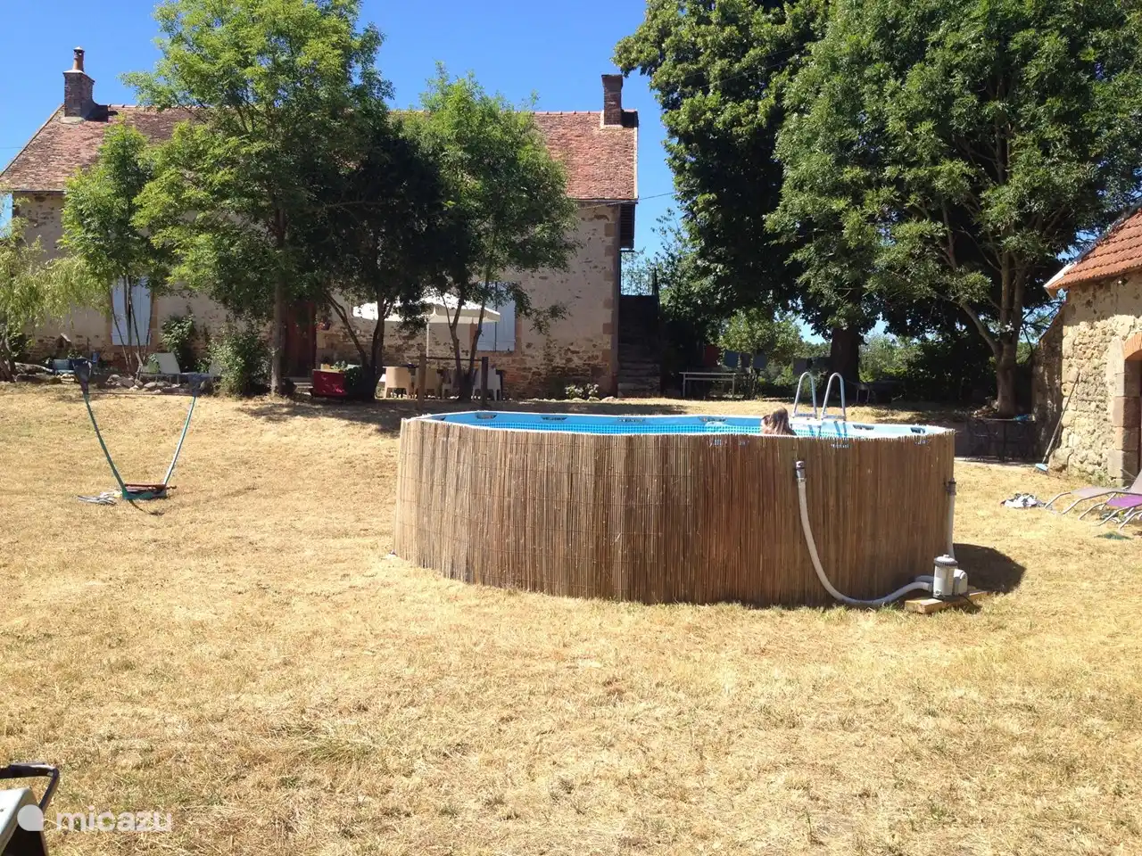 Vorderansicht des Hauses mit Pool