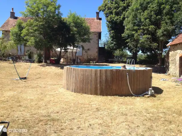Casa de vacaciones Laume en Francia, Allier, Theneuille - casa vacacional Vista frontal de la casa con la piscina