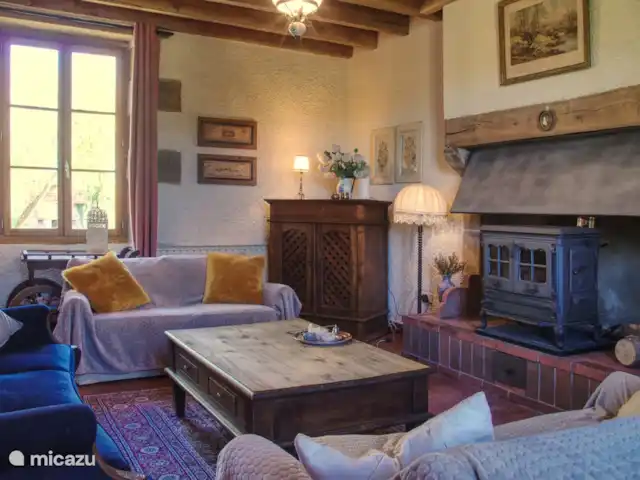Casa de vacaciones Laume en Francia, Allier, Theneuille - casa vacacional El salón con la estufa de leña y la TV.