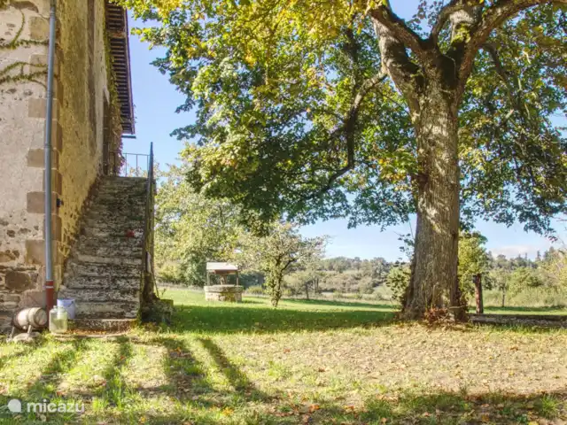 Casa de vacaciones Laume en Francia, Allier, Theneuille - casa vacacional Las escaleras a un dormitorio de arriba. Por supuesto, también hay acceso a través de las escaleras interiores.
