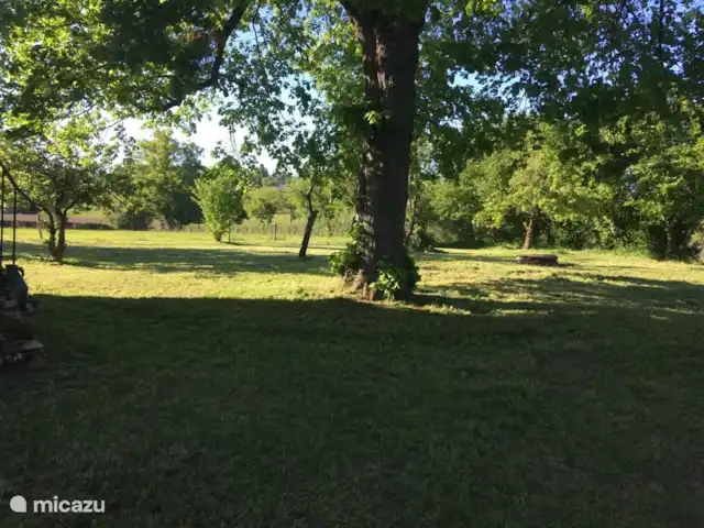 Casa de vacaciones Laume en Francia, Allier, Theneuille - casa vacacional El amplio jardín al costado de la casa.