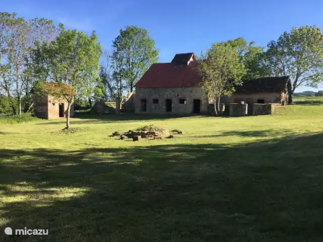 Casa de vacaciones Laume en Francia, Allier, Theneuille - casa vacacional Los graneros en el lado derecho del jardín que dan cobijo