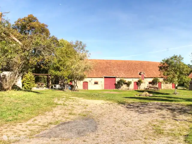 Casa de vacaciones Laume en Francia, Allier, Theneuille - casa vacacional Los graneros a la izquierda del jardín.