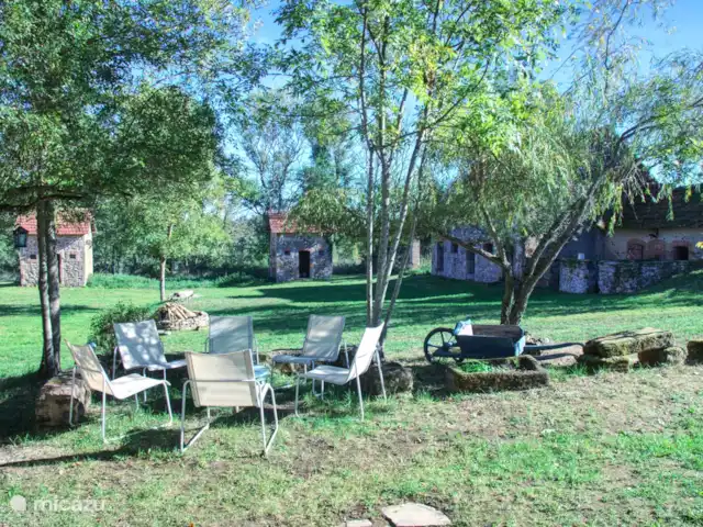 Casa de vacaciones Laume en Francia, Allier, Theneuille - casa vacacional El asiento frente a la casa bajo los árboles.