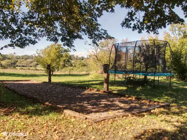Casa de vacaciones Laume en Francia, Allier, Theneuille - casa vacacional La pista de petanca y el gran trampolín a un lado de la casa.