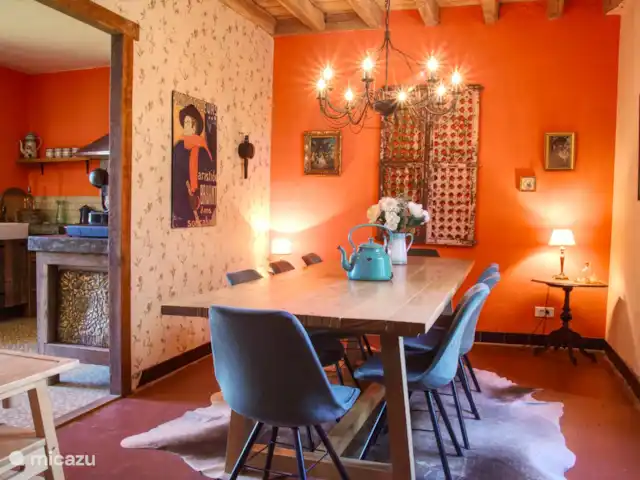 Casa de vacaciones Laume en Francia, Allier, Theneuille - casa vacacional El comedor al lado de la cocina.