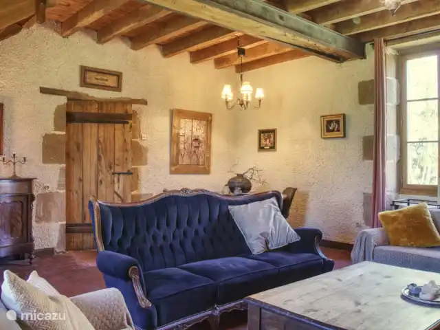 Casa de vacaciones Laume en Francia, Allier, Theneuille - casa vacacional El salón con el asiento frente a la estufa de leña y TV.