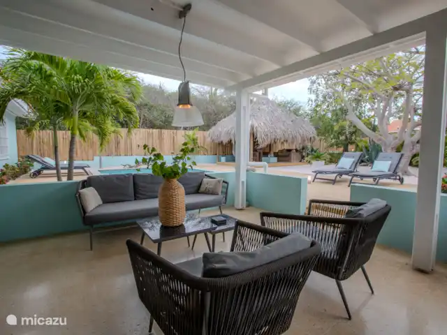 Paradis tropical avec piscine privée | Curaçao, Banda Abou (ouest), Big Mountain - bungalow Le coin salon dans le porche