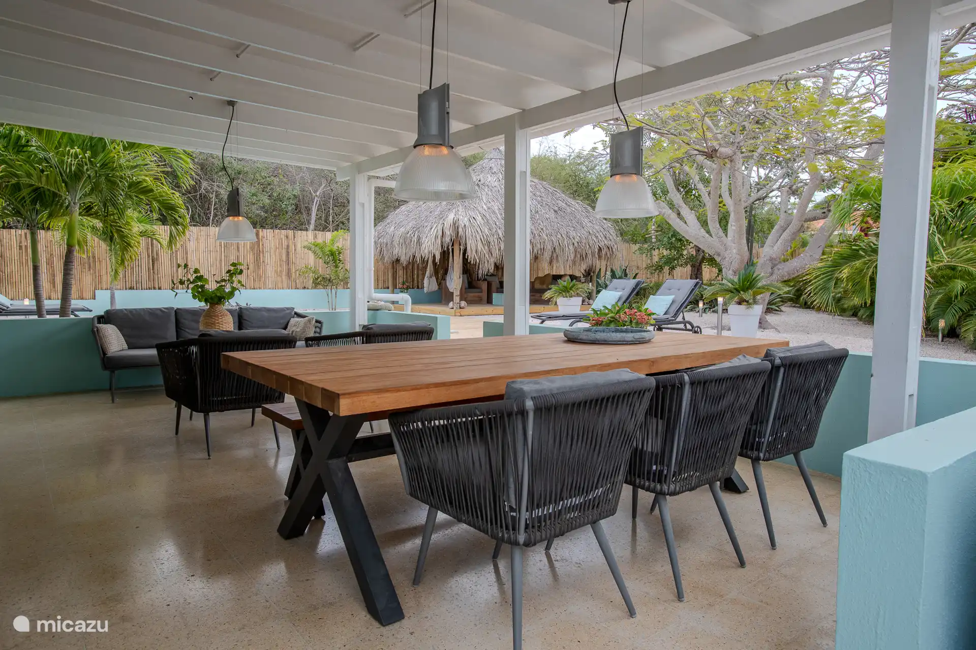 El porche está amueblado con una zona de comedor y una zona de estar.