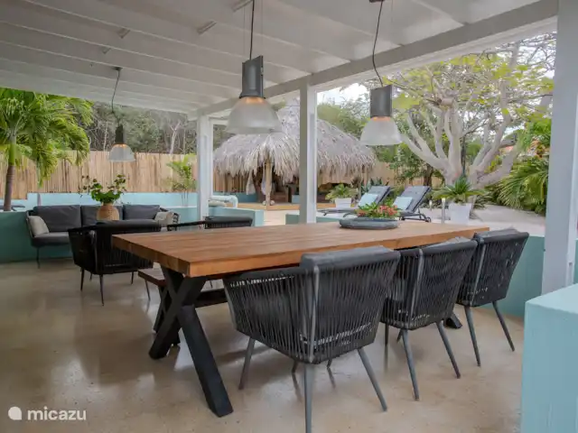 Paradis tropical avec piscine privée | Curaçao, Banda Abou (ouest), Big Mountain - bungalow Le porche est meublé d’un coin repas et d’un coin salon.