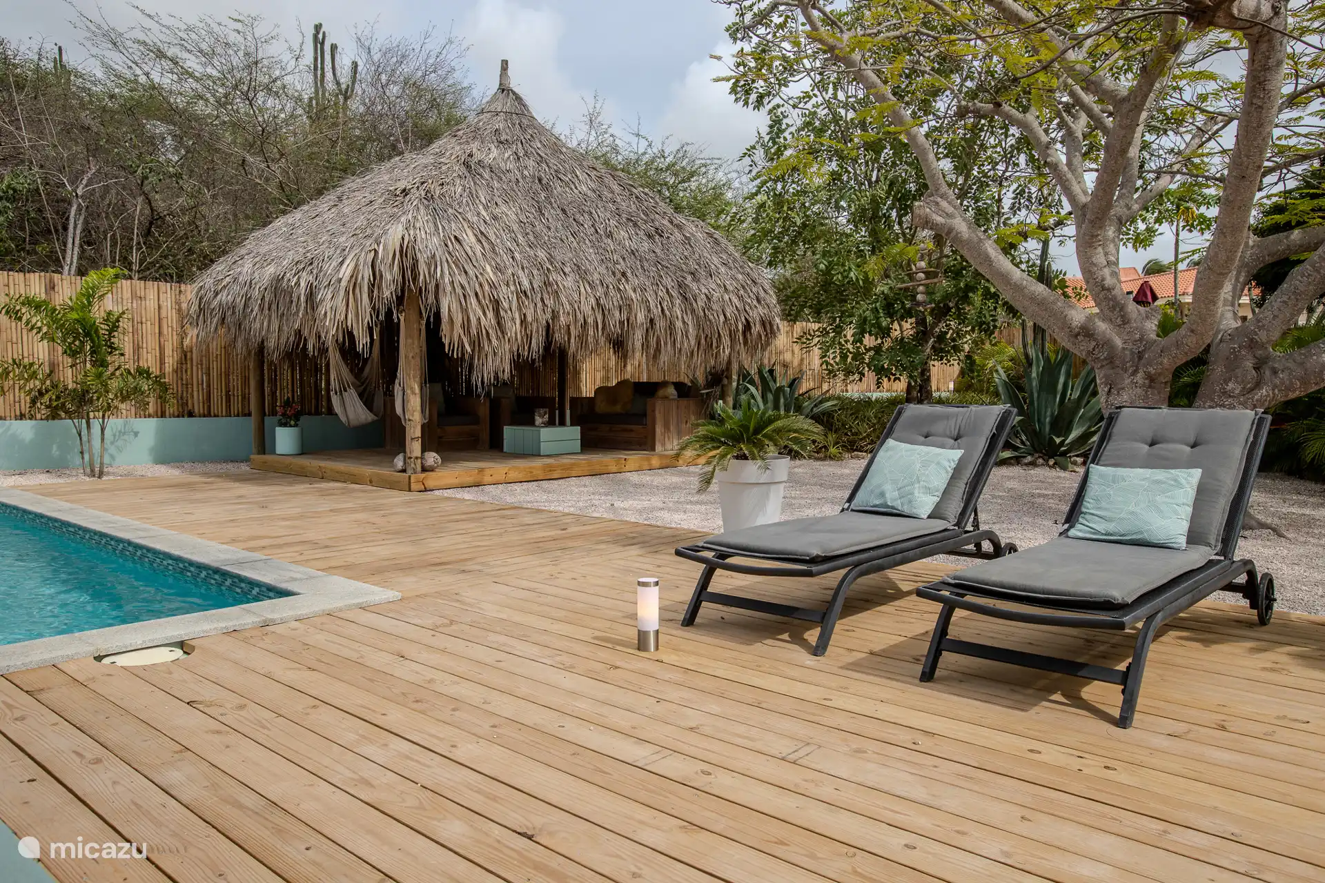 Hay tumbonas con bonitos cojines para tomar el sol