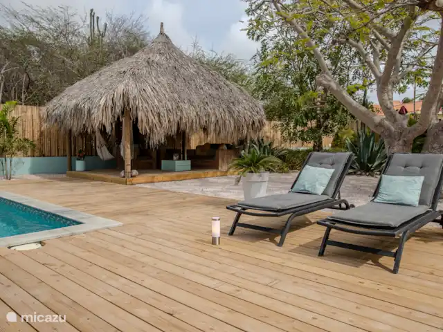 Paradis tropical avec piscine privée | Curaçao, Banda Abou (ouest), Big Mountain - bungalow Il y a des transats avec de jolis coussins pour bronzer