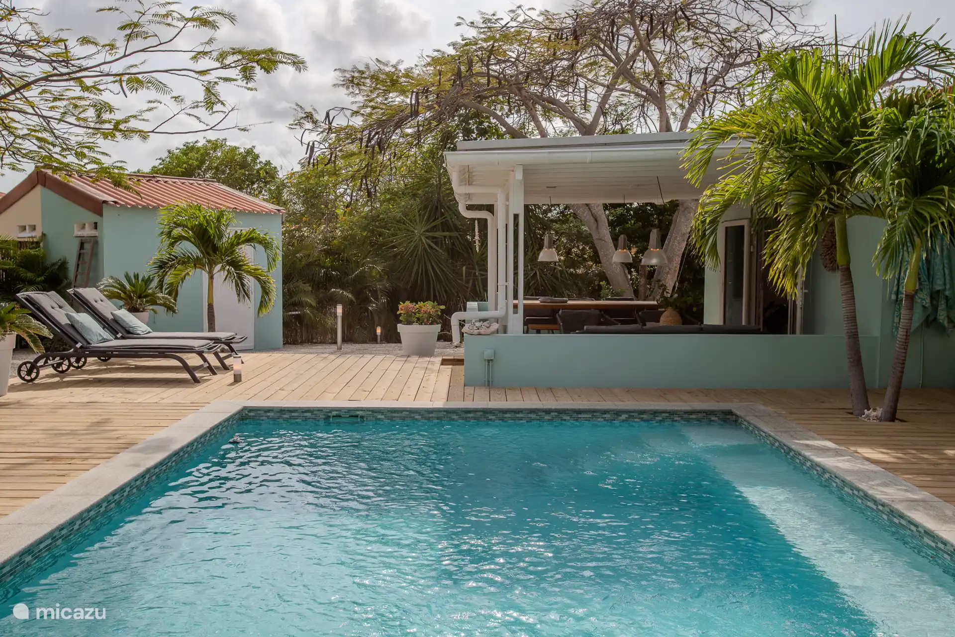 La piscina privada es de 4 x 6 metros y tiene un banco subacuático 