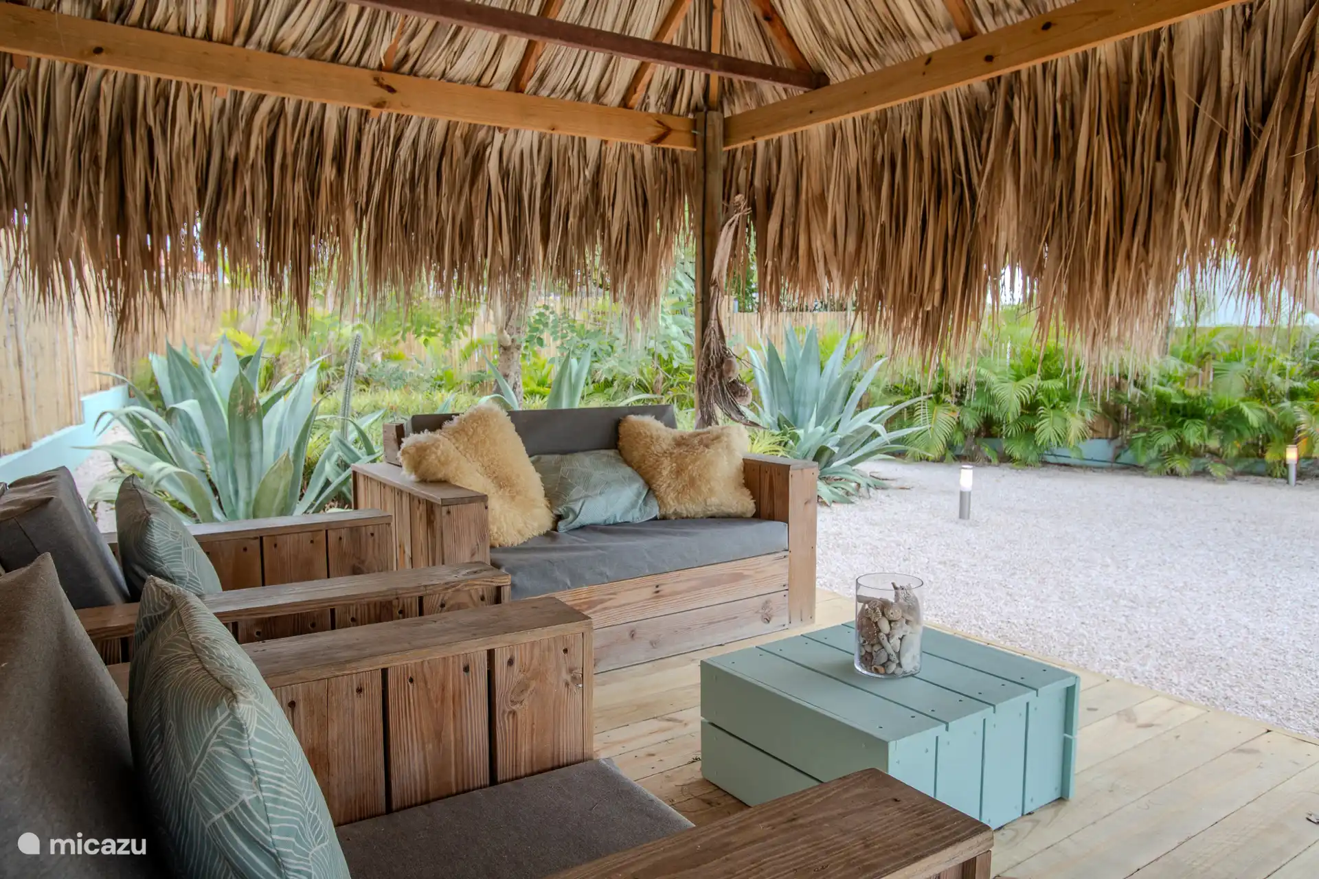 El asiento debajo de la palapa