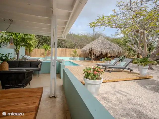 Paradis tropical avec piscine privée | Curaçao, Banda Abou (ouest), Big Mountain - bungalow Autour de la piscine et dans la palapa se trouve une belle nouvelle terrasse en bois
