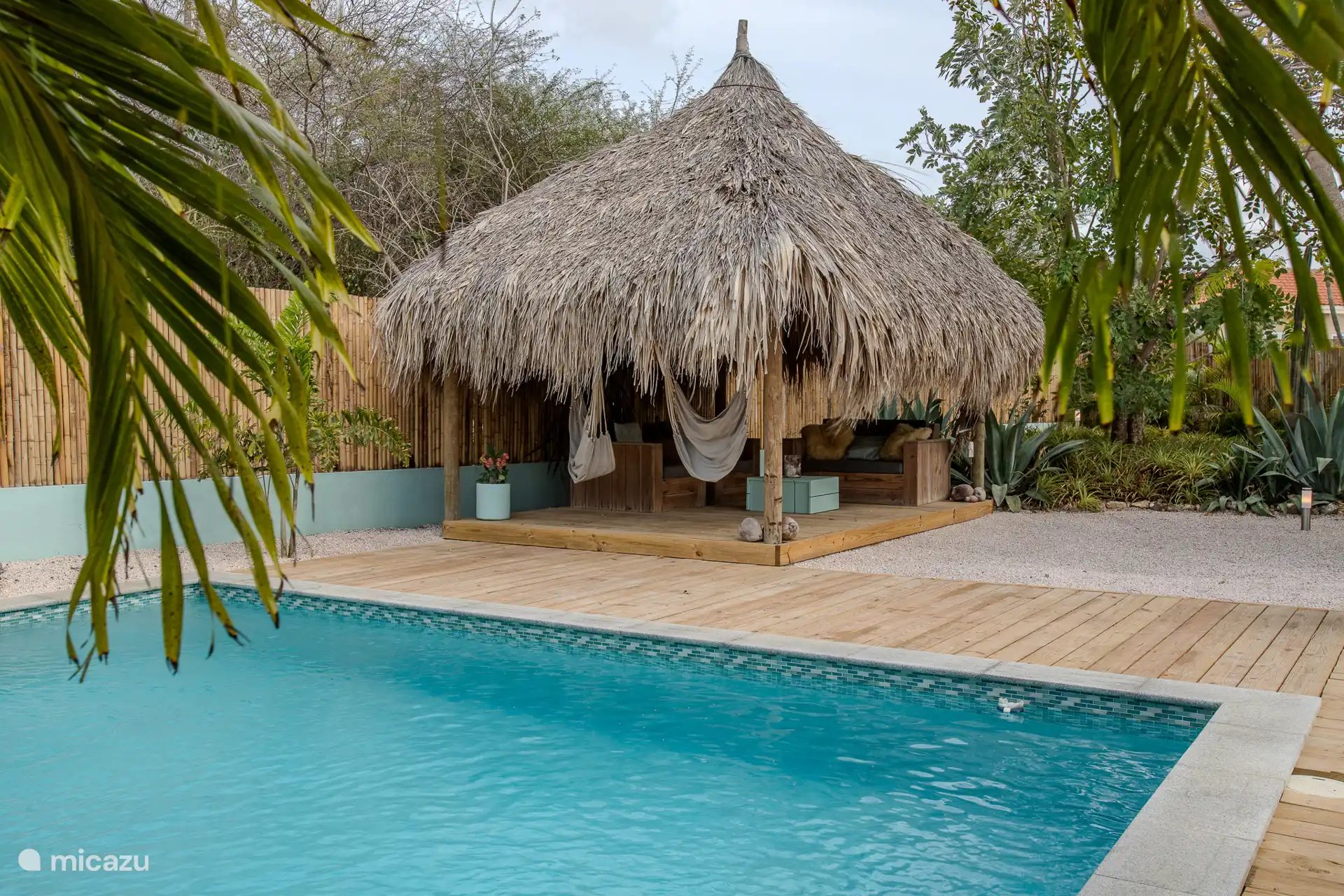 La palapa en el jardín tropical