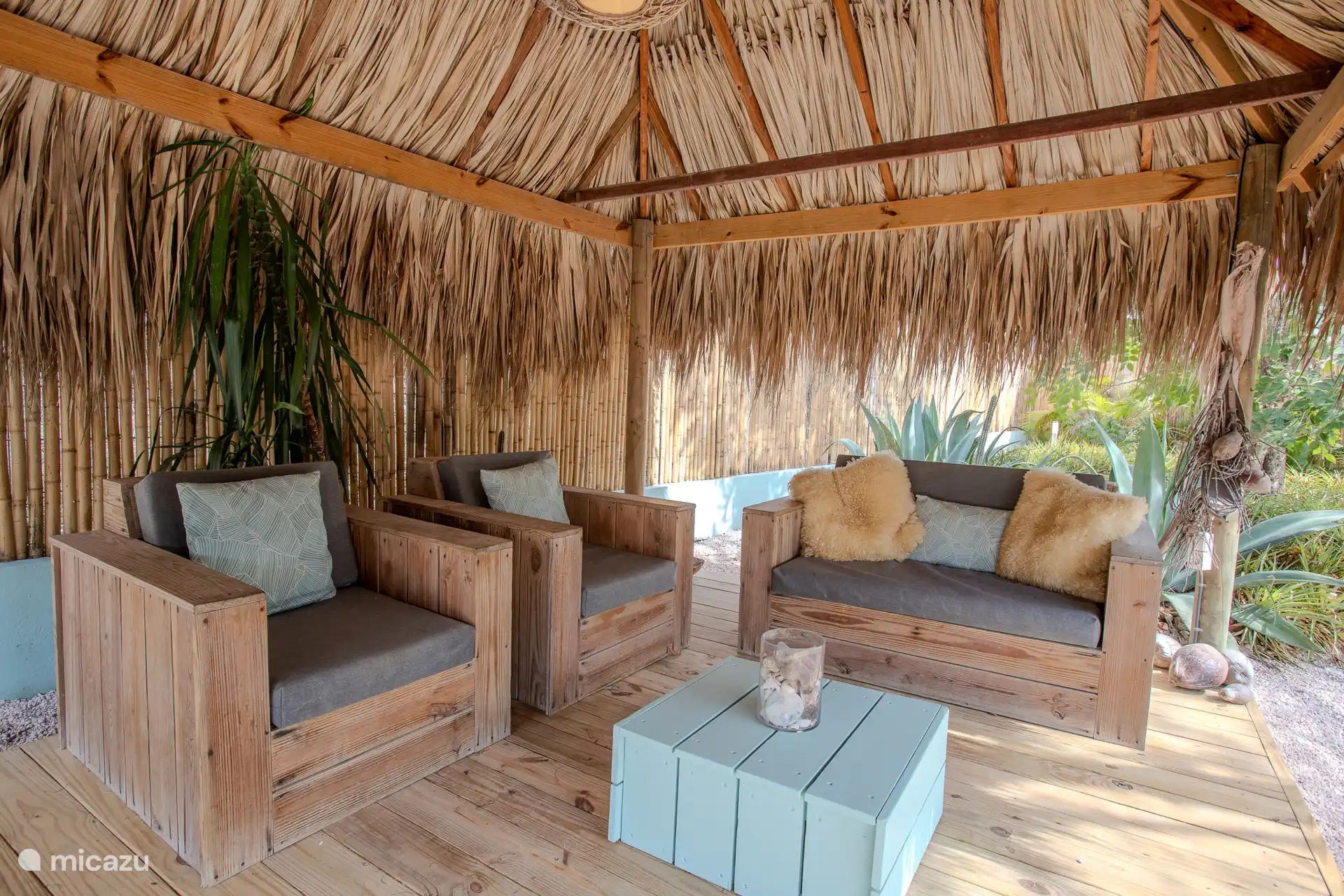 El asiento debajo de la palapa