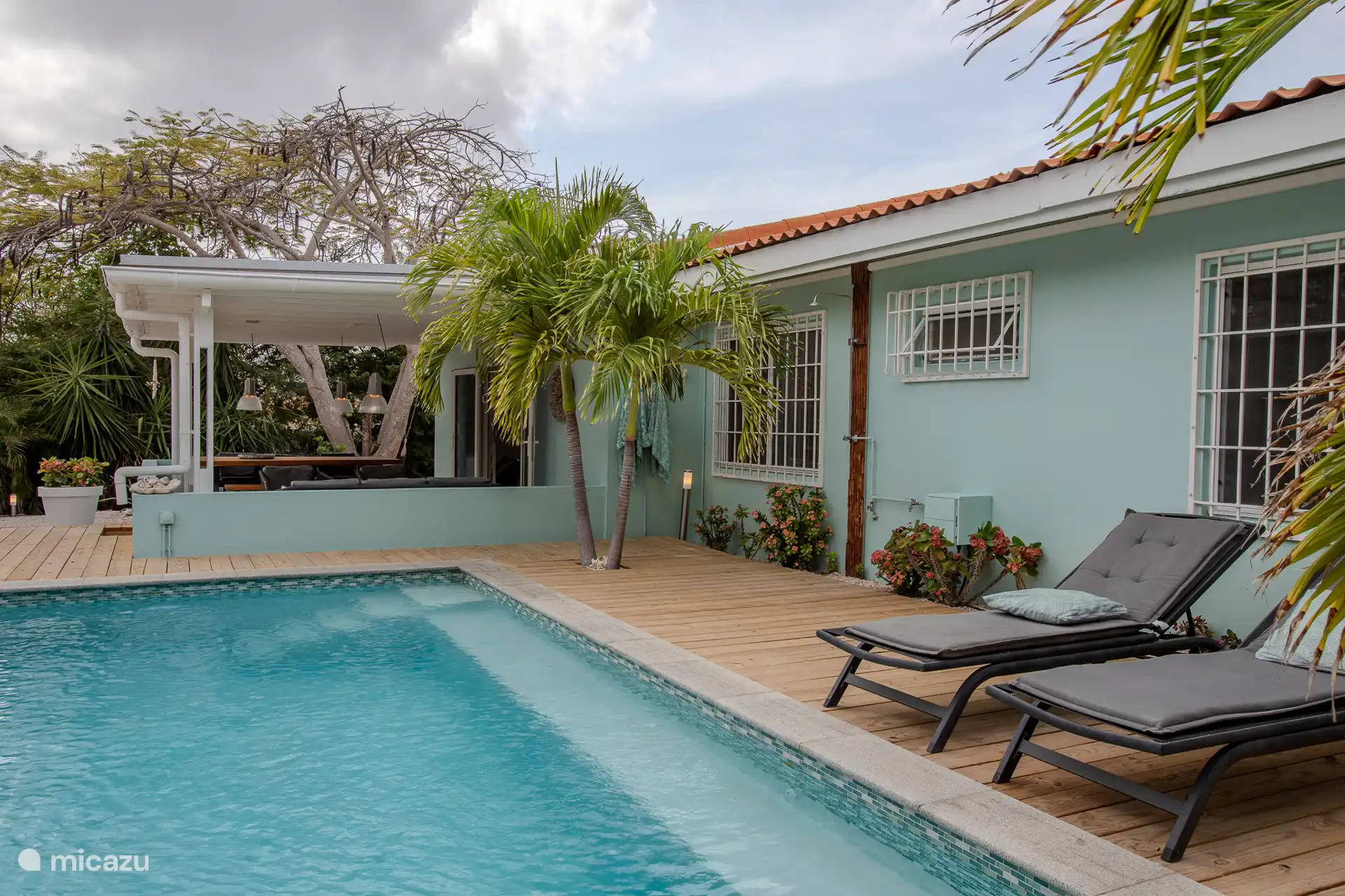 Una ducha exterior para enjuagarse antes y después de un refrescante chapuzón en la piscina. 