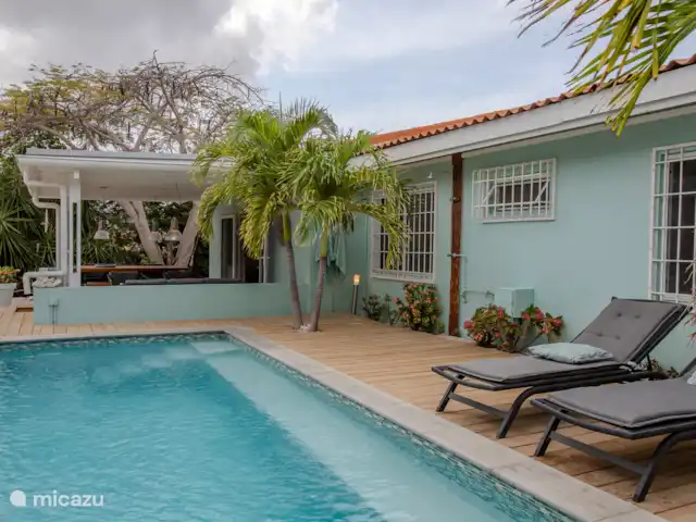 Paradis tropical avec piscine privée | Curaçao, Banda Abou (ouest), Big Mountain - bungalow Une douche extérieure pour se rincer avant et après un plongeon rafraîchissant dans la piscine.