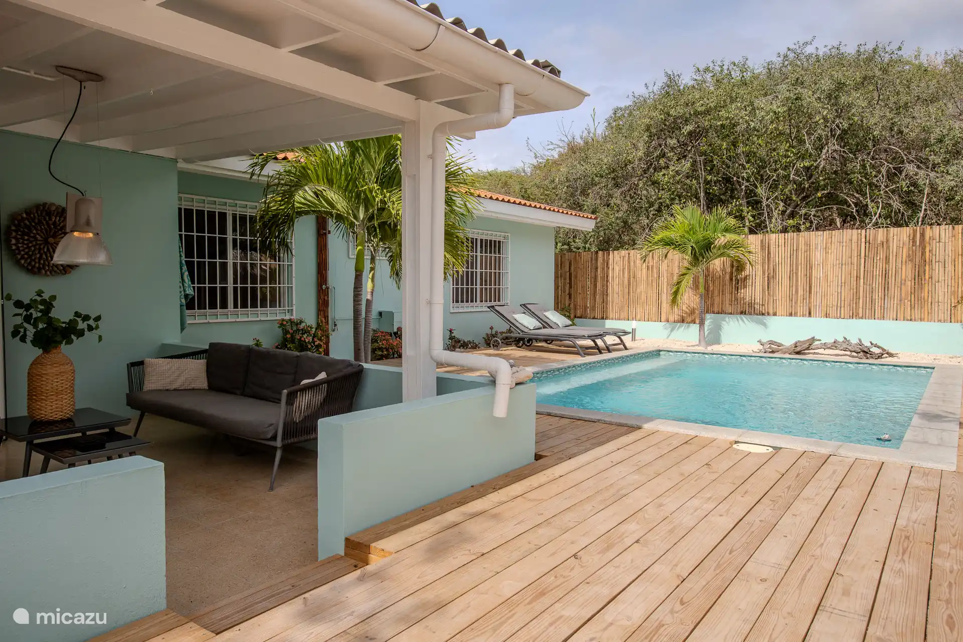 Alrededor de la piscina y en la palapa hay una hermosa terraza de madera nueva