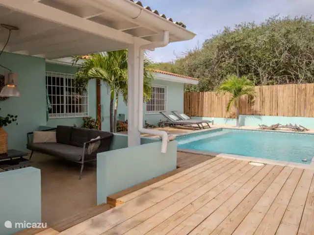 Paradis tropical avec piscine privée | Curaçao, Banda Abou (ouest), Big Mountain - bungalow Autour de la piscine et dans la palapa se trouve une belle nouvelle terrasse en bois