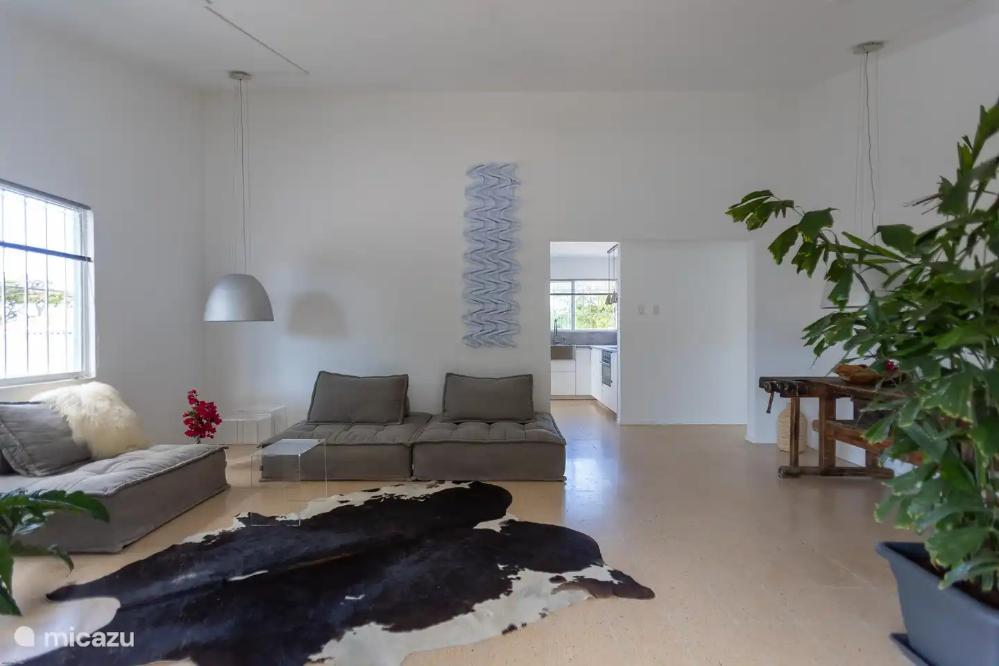 sala de estar con asientos modernos y cómodos