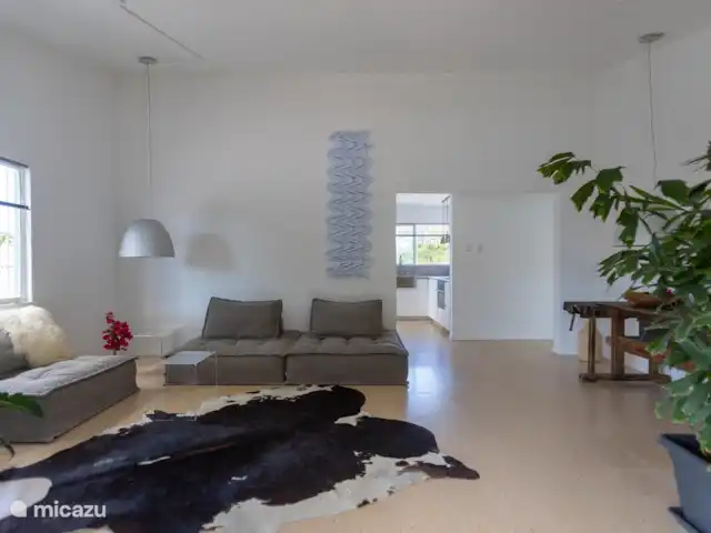 Paradis tropical avec piscine privée | Curaçao, Banda Abou (ouest), Big Mountain - bungalow salon avec des éléments de sièges modernes et confortables