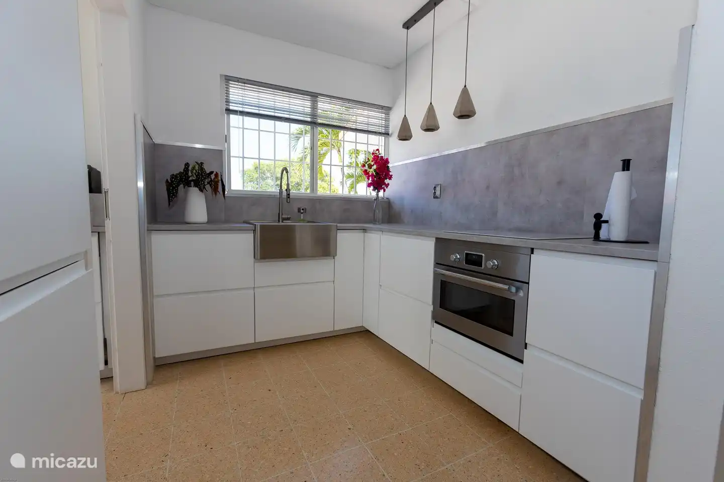 La cocina está equipada con placa de inducción, microondas combinado, 2 frigoríficos con congelador para mucho espacio de refrigeración, fregadero y lavavajillas y lavadora en la despensa.