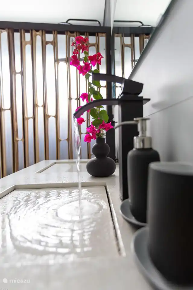 Baño 1: en suite con el dormitorio principal. Diseño moderno y elegante.