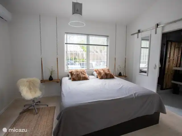 Paradis tropical avec piscine privée | Curaçao, Banda Abou (ouest), Big Mountain - bungalow Chambre parentale avec un lit double de 180 cm de large et salle de bain attenante
