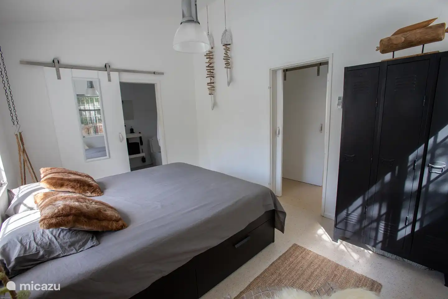 Dormitorio principal con cama de matrimonio de 180 cm de ancho y baño privado