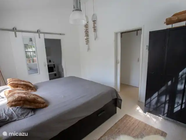 Paradis tropical avec piscine privée | Curaçao, Banda Abou (ouest), Big Mountain - bungalow Chambre parentale avec un lit double de 180 cm de large et salle de bain attenante