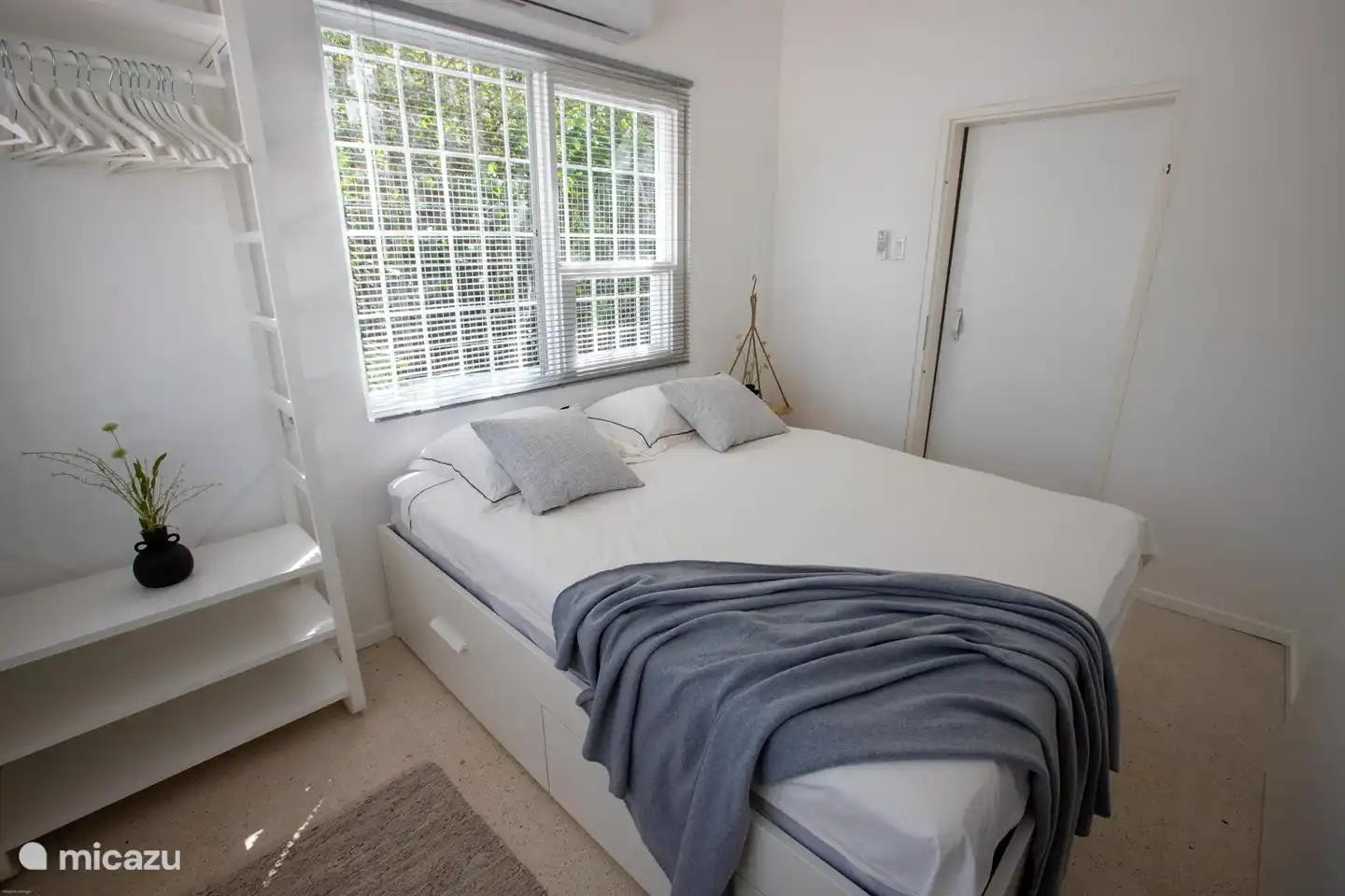 Dormitorio 2 con cama de matrimonio de 160 cm de ancho y baño en suite