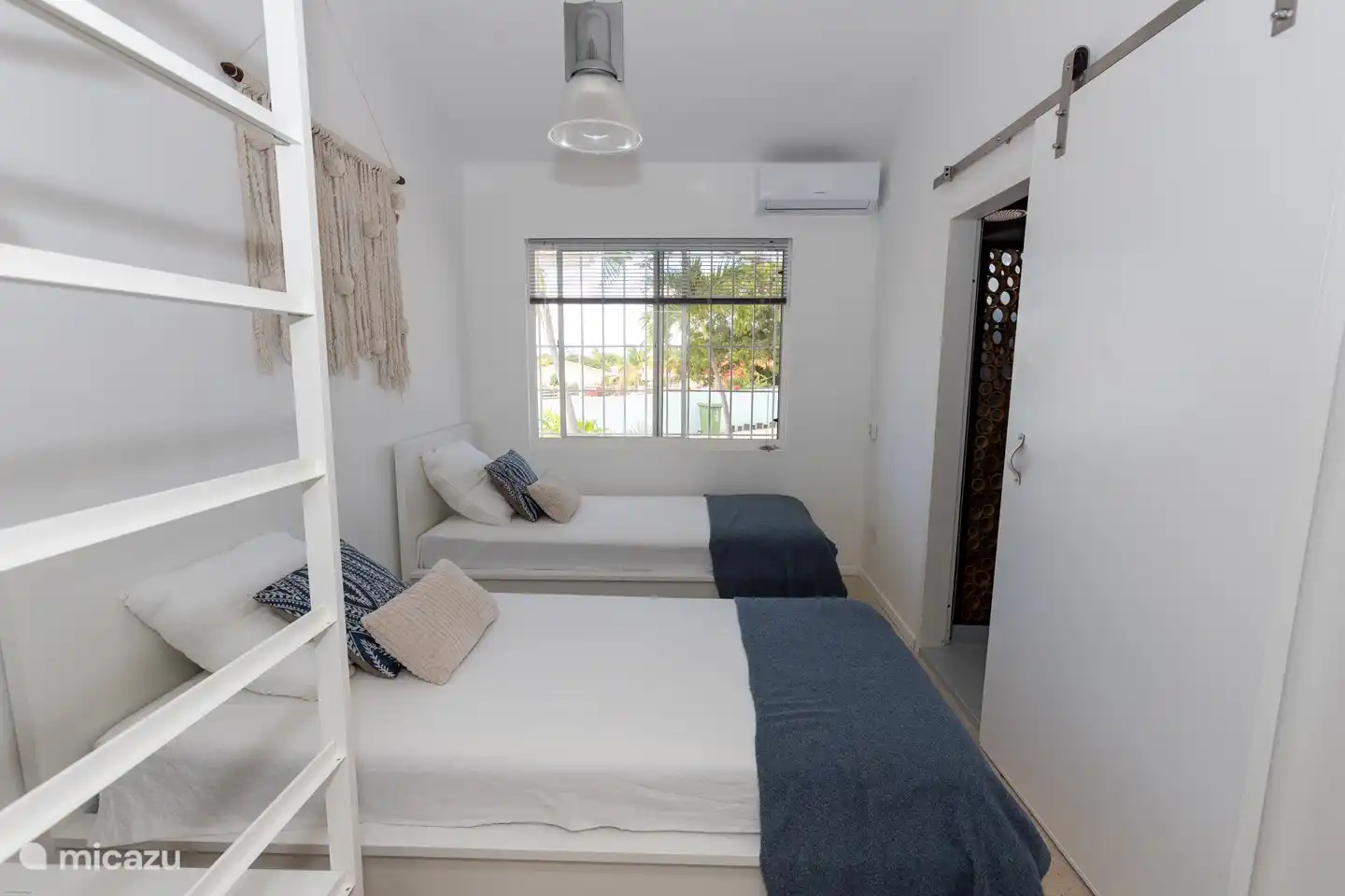 Dormitorio-3 con 2 camas individuales y baño privado