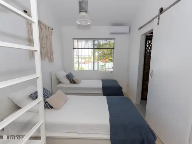 Paradis tropical avec piscine privée | Curaçao, Banda Abou (ouest), Big Mountain - bungalow Chambre-3 avec 2 lits simples et salle de bain attenante