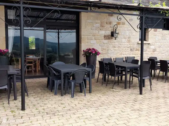 Location de Vacances France, Corrèze, Perpezac-le-Blanc, gîte / cottage - Domaine proche de la Dordogne Domaine Leyvinie, terrasse Gite Merlot