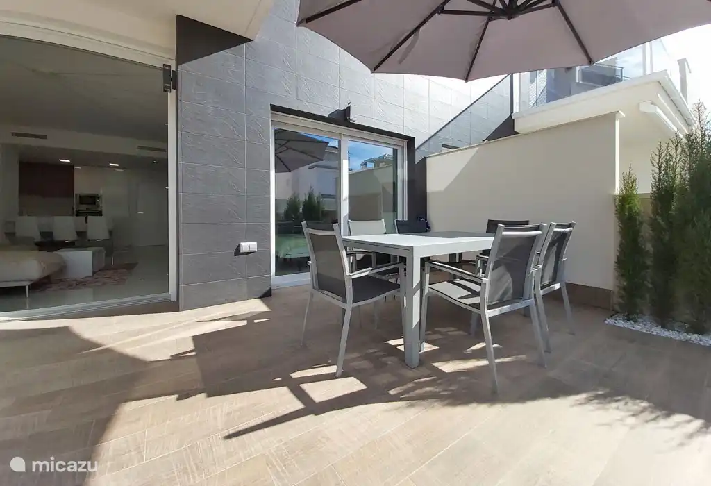 eettaffel op het terras!