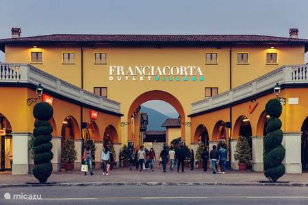 Franciacorta Outlet (20 km)