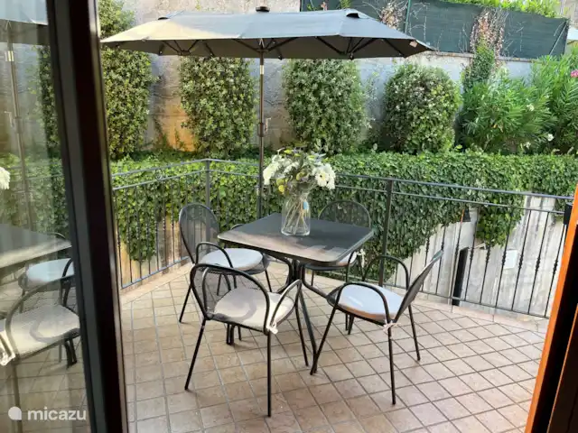 Casa Lago : Luxe et piscine ★★★★★ | Italie, Lacs italiens , Tavernola Bergamasca - appartement Balcon/terrasse 1 (sur 3 au total). Avec salon de jardin complet et grand parasol.