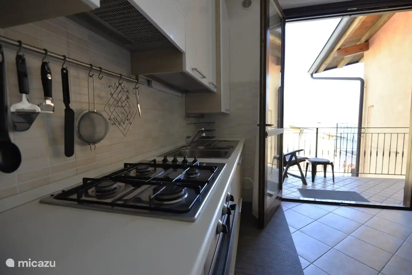 Keuken grenst aan ruime balkon 2. Heeft een heerlijk ochtendzonnetje!