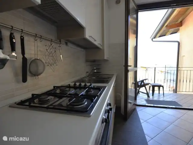 Casa Lago : Luxe et piscine ★★★★★ | Italie, Lacs italiens , Tavernola Bergamasca - appartement Cuisine adjacente au balcon spacieux 2. Il y a un beau soleil matinal !