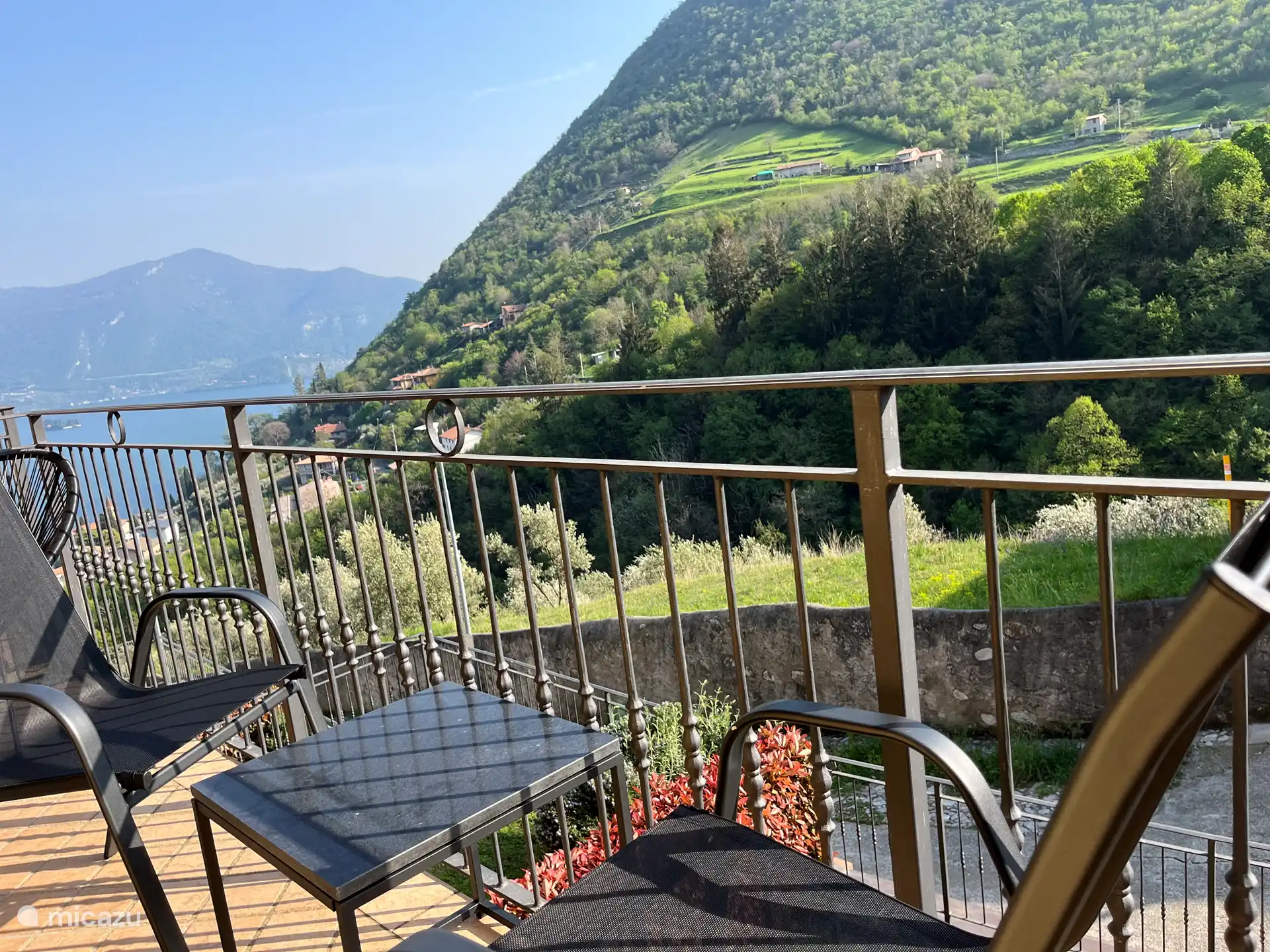 Balkon 3 (van 3 in totaal). Heerlijk extra zitje. Grenst aan slaapkamer 1.