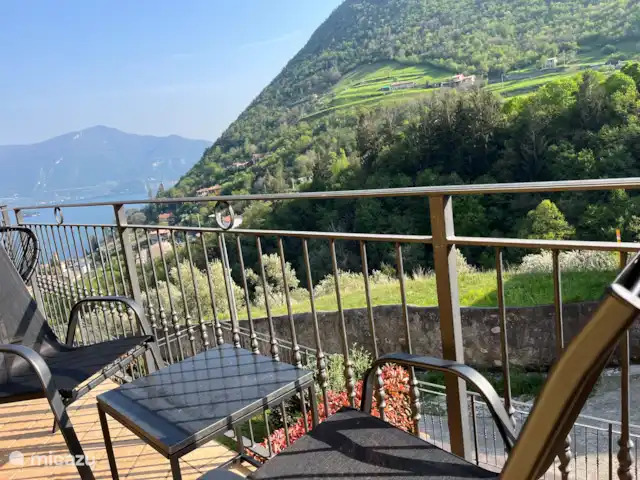 Casa Lago : Luxe et piscine ★★★★★ | Italie, Lacs italiens , Tavernola Bergamasca - appartement Balcon 3 (sur 3 au total). Joli siège supplémentaire. Adjacent à la chambre 1.