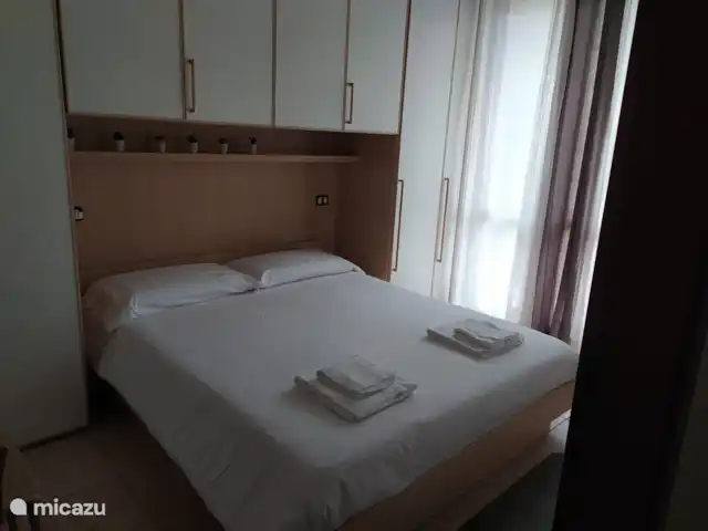 Casa Lago : Luxe et piscine ★★★★★ | Italie, Lacs italiens , Tavernola Bergamasca - appartement Chambre 1. Nous avons des draps de qualité hôtelière. Des oreillers et des couvertures supplémentaires sont fournis.