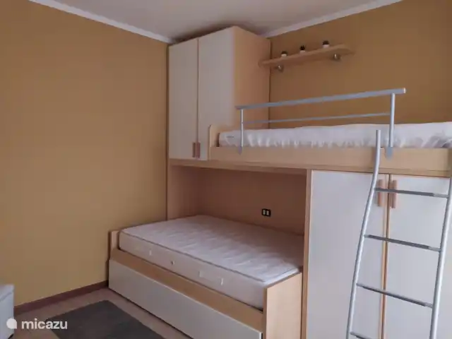 Casa Lago : Luxe et piscine ★★★★★ | Italie, Lacs italiens , Tavernola Bergamasca - appartement Chambre 2 - Lits de longueur normale (la photo donne une image déformée !). Le lit supérieur mesure 90 cm de large. Le lit du bas mesure 120 cm de large.