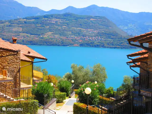 Casa Lago : Luxe et piscine ★★★★★ | Italie, Lacs italiens , Tavernola Bergamasca - appartement Le complexe vu de notre appartement