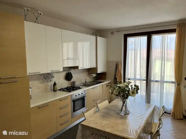 Casa Lago : Luxe et piscine ★★★★★ | Italie, Lacs italiens , Tavernola Bergamasca - appartement Cuisine bien équipée avec lave-vaisselle, four, grand trousseau.